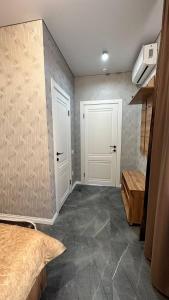 乌拉尔斯克гостинично-ресторанный комплекс AMARI的一间设有床铺和白色门的房间