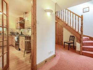 格伦科Bidean Lodge的厨房设有通往客厅的楼梯