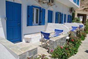 卡马莱Afroditi Hotel的建筑物上一排蓝色的门和椅子
