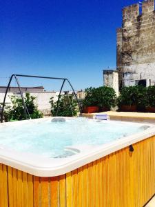 托雷圣苏桑纳费罗康蒂城堡住宿加早餐旅馆的木板上水的大型热水浴池