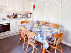 卡兰斯拓克The Haven的厨房配有一张带蓝白桌布的桌子