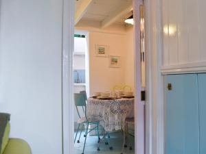 圣艾夫斯The Cottage的一间用餐室,在房间内配有桌椅
