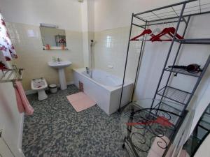 Saint Paul de Loubressac奥夏梅都拉瓦特酒店的带浴缸、卫生间和盥洗盆的浴室