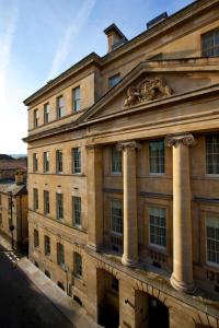 巴斯The Gainsborough Bath Spa - Small Luxury Hotels of the World的一面有柱子的大砖砌体