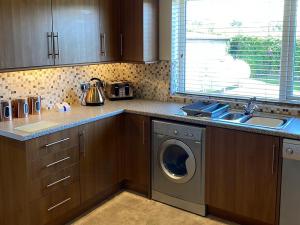 LlanwndaWhite Towers - Hw7625的厨房配有洗衣机和水槽