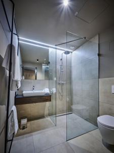 施特劳宾Hotel Der Einrichter的带淋浴、盥洗盆和卫生间的浴室
