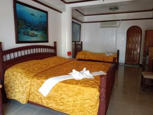 波尔多·格尼拉Lalaguna Beach Club & Dive Centre的酒店客房,配有两张带毛巾的床