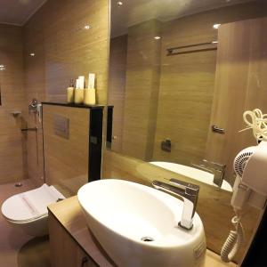 甘托克LASA HOMES的浴室配有白色水槽和卫生间。