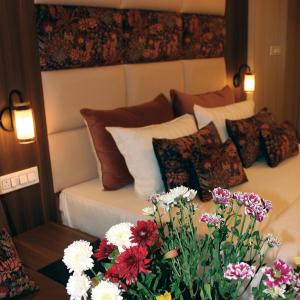 甘托克LASA HOMES的一间卧室,配有一张带一束鲜花的床