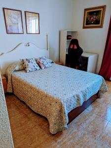 塞塞尼亚Vivienda compartida con ambiente familiar的一间卧室配有一张带蓝色棉被的床