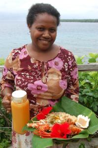 WortatchaNawori Sea View Bungalows N tours Packages的拿着一盘食物的女人