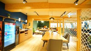 台北RF富裕自由商旅 - 忠孝馆的厨房以及带桌椅的用餐室。