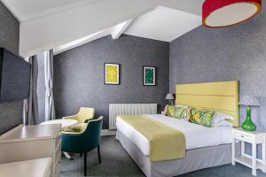鲍内斯温德米尔Craig Manor的配有一张床和一张书桌的酒店客房