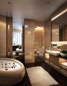吉隆坡JW万豪酒店的浴室配有大浴缸和水槽