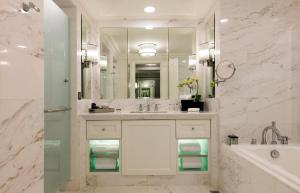 吉隆坡The Ritz-Carlton, Kuala Lumpur的一间带水槽、浴缸和镜子的浴室