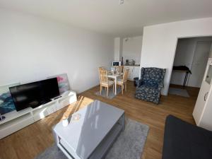 杜塞尔多夫Apartment Düsseldorf City with free parking space的客厅配有电视和桌椅