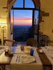 科尔托纳Villa Schiatti的一间享有美景的带桌子的用餐室