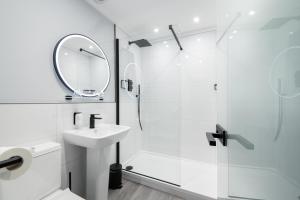 鲍内斯温德米尔Craig Manor的带淋浴、盥洗盆和镜子的浴室
