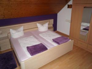 策尔阿姆哈尔梅尔斯巴赫Haus Irmgard的一间小卧室,配有一张带紫色床单的大床