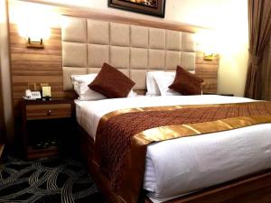 吉达罗山艾尔阿扎酒店的酒店客房设有两张床和床头板
