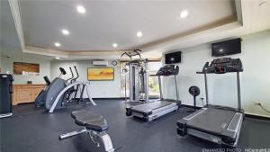 檀香山21st Floor Renovated Studio with 2 Queen Beds的健身房设有数台跑步机和有氧运动器材
