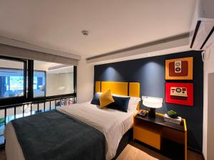 广州广州丽途国际公寓酒店（海珠合生新天地店）的一间带特大号床的卧室和一个阳台