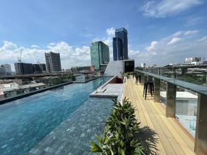 曼谷De Botan Bangna的建筑物屋顶上的游泳池