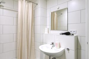 威斯巴登vonBehling Boutique Apt. - Historisch und modern的白色的浴室设有水槽和镜子