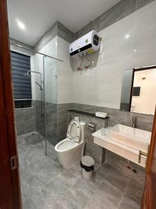 阿普达城1994 House的浴室配有卫生间、盥洗盆和淋浴。