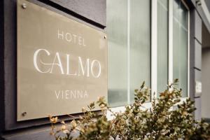 维也纳Hotel Calmo的建筑一侧酒店平静的标志