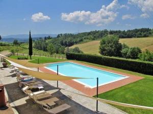 雷杰洛Agriturismo Le Buche di Viesca的庭院里的大型游泳池,配有椅子