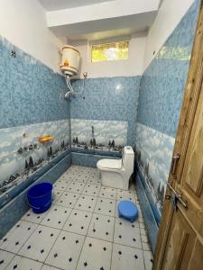HarsilGolden heritage dharali的蓝色的浴室设有卫生间和水槽
