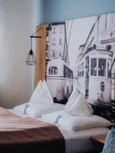 萨尔茨堡Levy's Rooms & Breakfast的一张公共汽车照片的房间里两张床铺