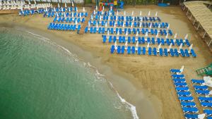 阿拉尼亚Orange County Alanya - Family Concept的海滩上方的蓝色椅子和水景