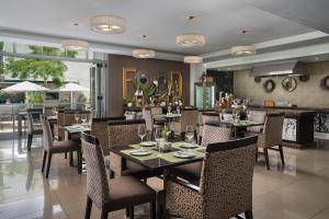 乌平通阿平顿万豪Protea酒店的餐厅内带桌椅的用餐室