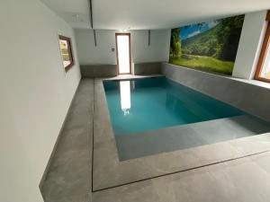 德恩巴赫Villa Franzen的墙上画画的游泳池