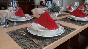 德恩巴赫Villa Franzen的一张桌子,上面有红色餐巾板