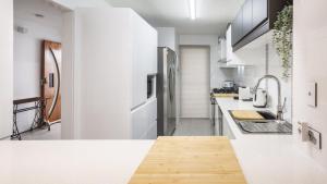 Sandstone PointParadise On Pumicestone Passage的厨房配有白色的柜台和白色的家电