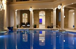巴斯The Gainsborough Bath Spa - Small Luxury Hotels of the World的游泳池,位于带大堂的建筑内
