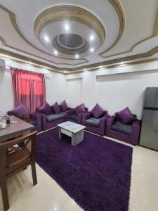 亚历山大Saraya Eltram-families only的客厅配有紫色沙发和桌子