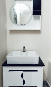 瓦加蒙chaithanya wellness centre的浴室设有白色水槽和镜子