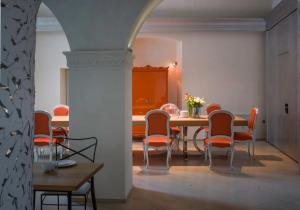 法布里亚诺塞拉米卡酒店的一间带桌椅的用餐室