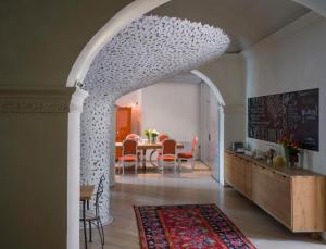 法布里亚诺塞拉米卡酒店的一间设有桌子和白色天花板的用餐室