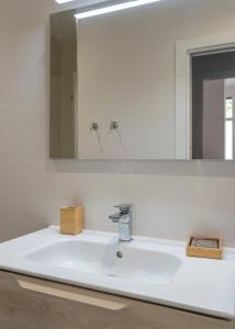 巴绍里Basetxea apartment by People Rentals的白色浴室水槽和大镜子