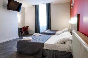 里昂道费内酒店的酒店客房设有两张床和一台平面电视。