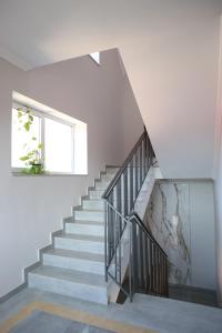 波利亚纳RIVER SIDE的房屋内的楼梯,有白色的墙壁和窗户