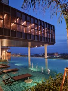 马六甲Luxury Couple Suites l Free Netflix l Mini Cinema l Massage Chair l Bathtub l WIFI 100mbps l Town Area Bali Residence的一座有桥的建筑,在水体上