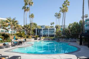 雷东多海滩Redondo Beach 1BR w Pool Gym WD nr Beach LAX-614的一座棕榈树游泳池和一座建筑