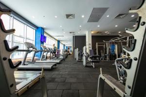斯科普里18th Floor Secure Luxury Condo With Pool & Fitness Included In Price的健身房,配有各种跑步机和机器