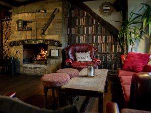 莱顿巴泽德The Heath Inn的带沙发、椅子和壁炉的客厅